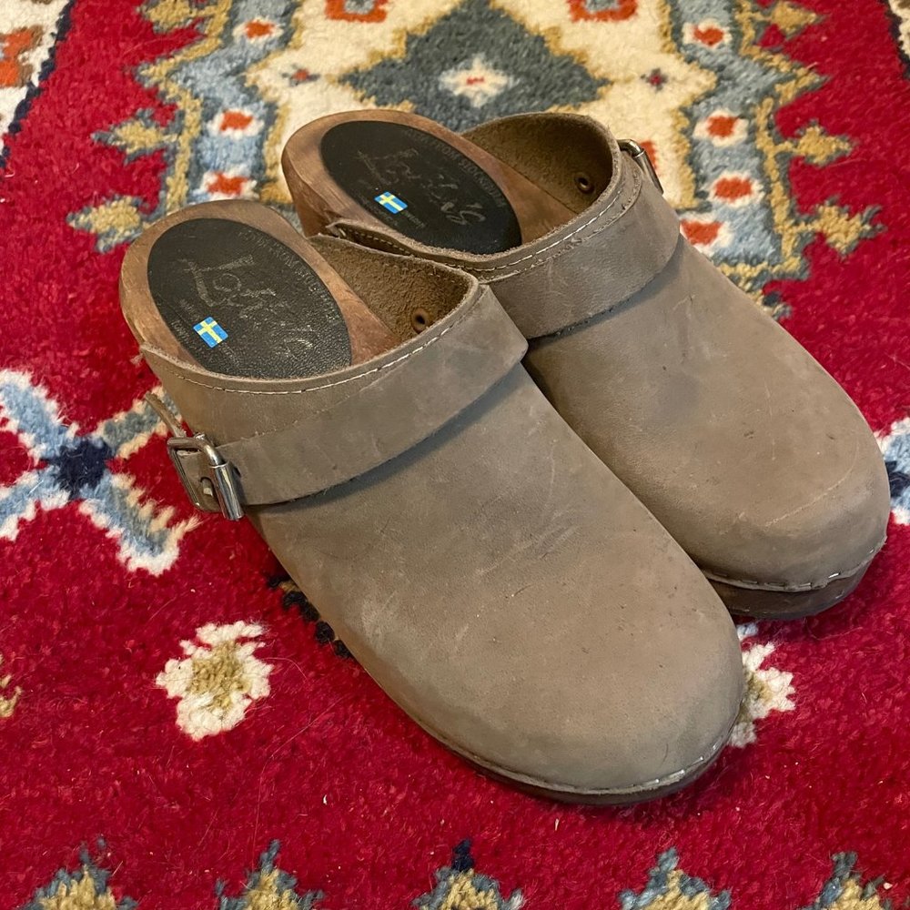 Lotta from Stockholm Classic taupe clogs with strap on Brown Base